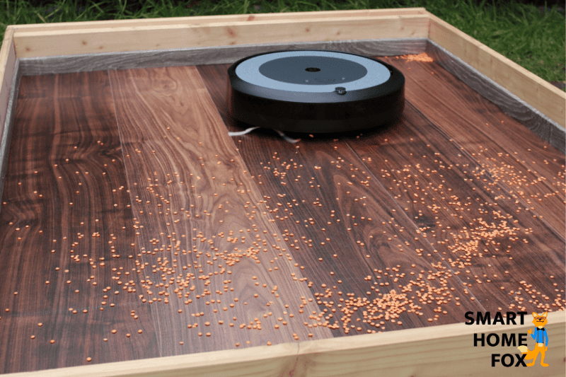 iRobot Roomba i3+ reinigt Linsen beim Test auf einem Laminatboden